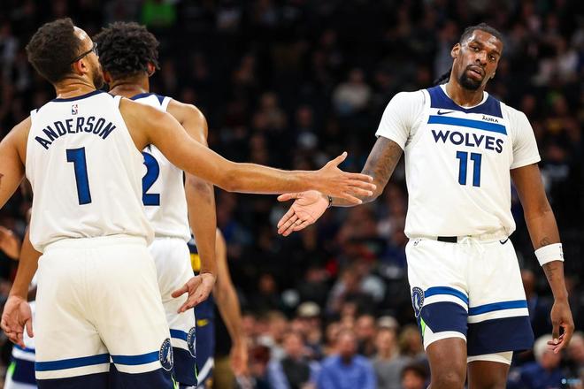 NBA传闻：安东尼·戴维斯受伤后，老鹰仍关注独行侠其他内线交易机会