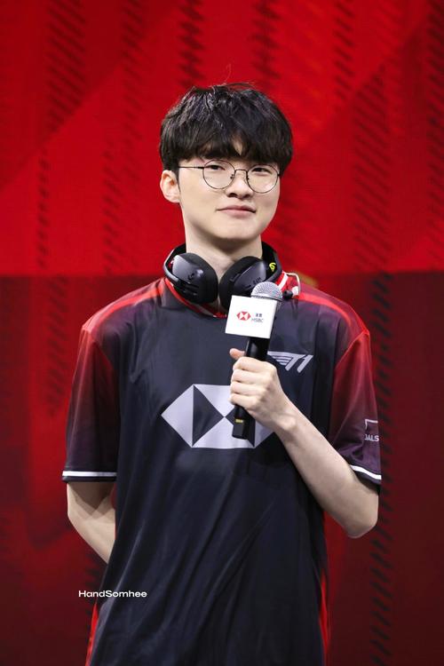 前LPL解说kitty更博晒照：Joy in Paris