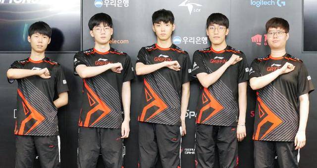 操作大师！ Peanut 的大棒一步一步击败了 Chovy Hanwha Life Esports ，赢得了LCK杯冠军